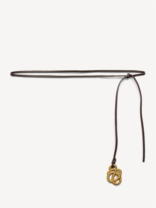 By Malene Birger Sallon belte i mørkebrun kuskinn, med swirl-motiv som spenne og knyting.
