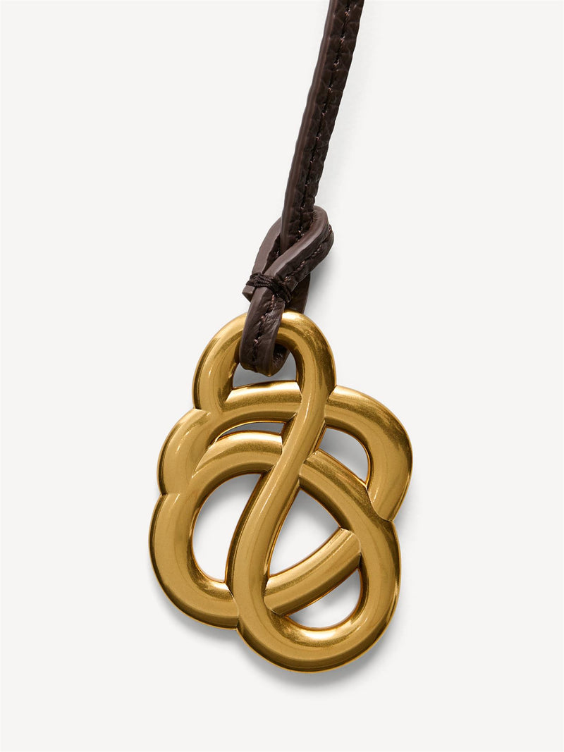 By Malene Birger Sallon belte i mørkebrun kuskinn, med swirl-motiv som spenne og knyting.