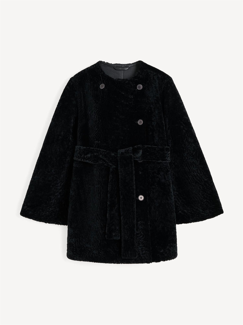 By Malene Birger Sannie kåpe i sort, laget av 100% lammeskinn og pels, med en tidløs og kort design.