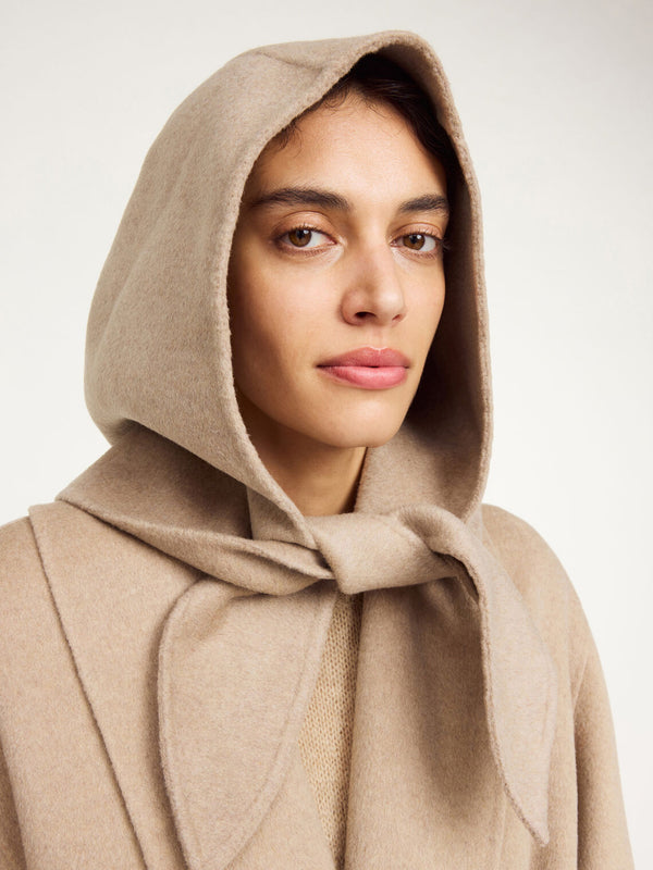 By Malene Birger Tianne ullhette i beige, laget av 100% ull, med en oversized passform som kan knytes.