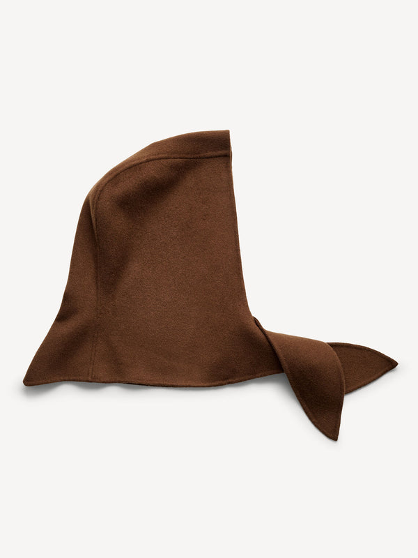 By Malene Birger Tianne ullhette i mørkebrun, laget av 100% ull, med en oversized passform som kan knytes.