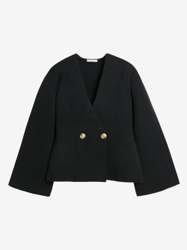 By Malene Birger Tinley cardigan i sort, med et dobbeltspent uttrykk og feminine trompetarmer, laget av ull, bomull og elastan.