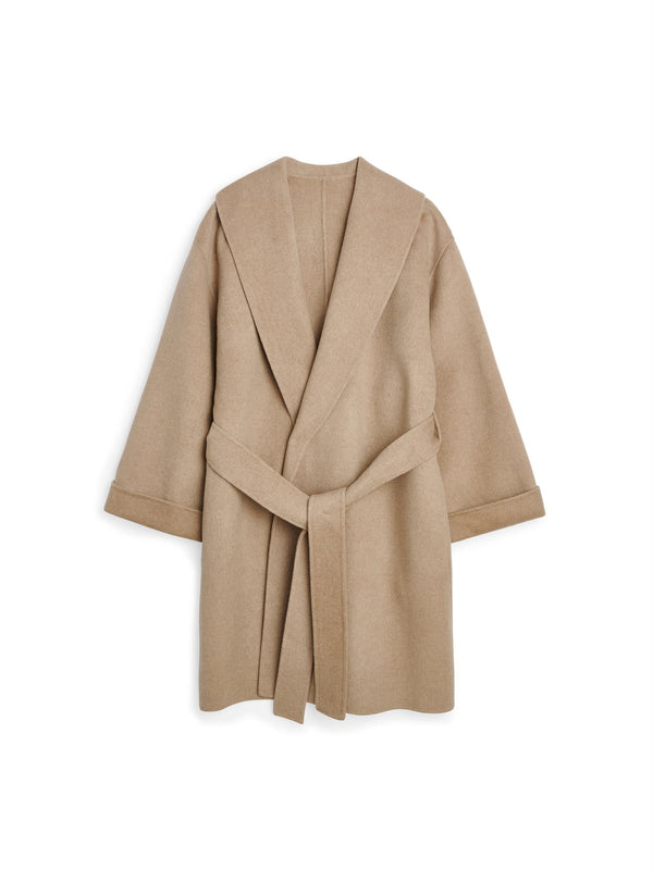 By Malene Birger Trullas kåpe i brun, med en sjal-lignende krage og en rett passform, laget av 100% ull.