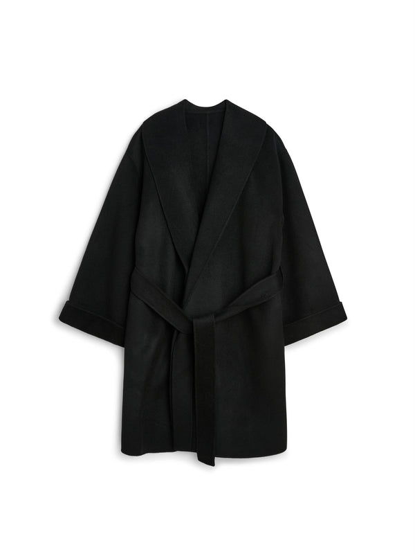 By Malene Birger Trullas kåpe i sort, med en sjal-lignende krage og en rett passform, laget av 100% ull.