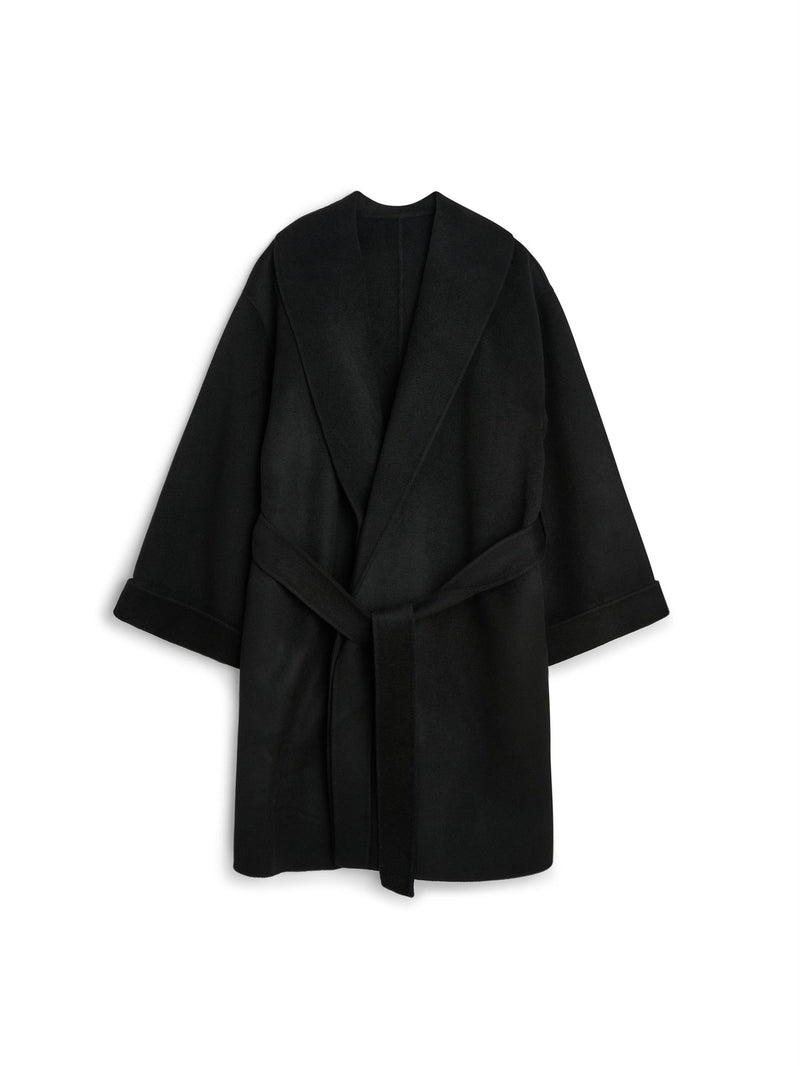 By Malene Birger Trullas kåpe i sort, med en sjal-lignende krage og en rett passform, laget av 100% ull.