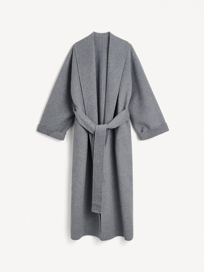By Malene Birger Trullem kåpe i grå, med rett passform, laget av 100% ull, og sjal-lignende krage.