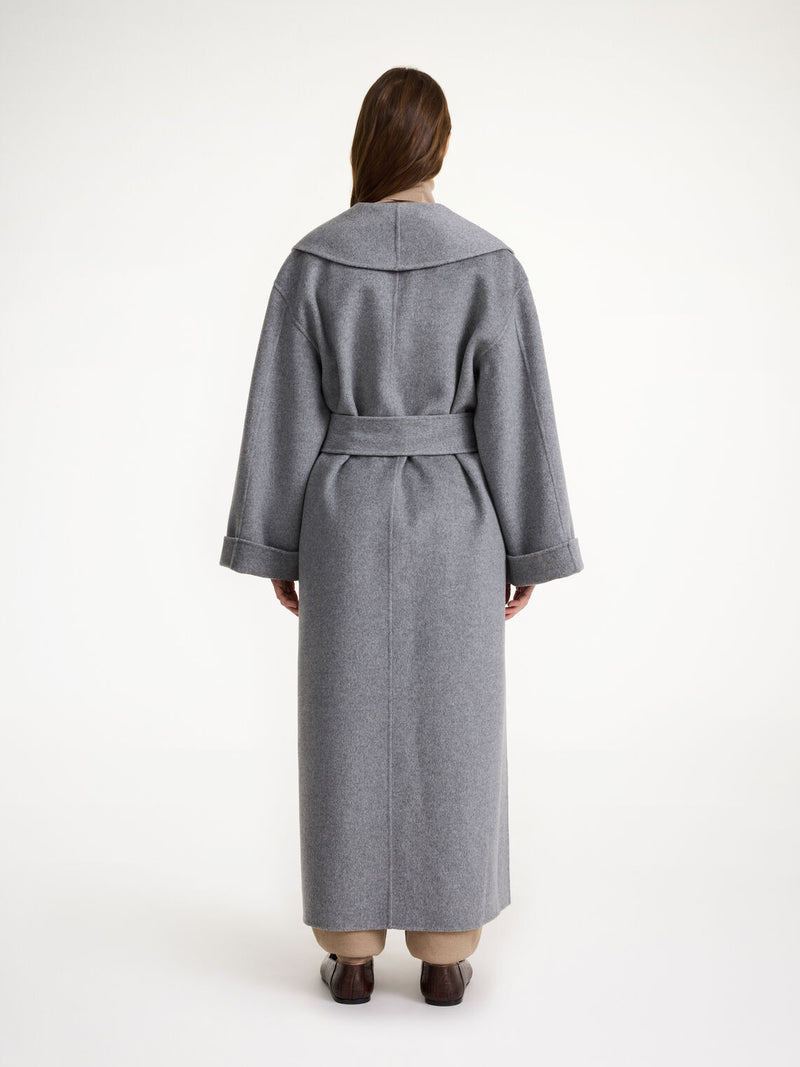 By Malene Birger Trullem kåpe i grå, med rett passform, laget av 100% ull, og sjal-lignende krage.