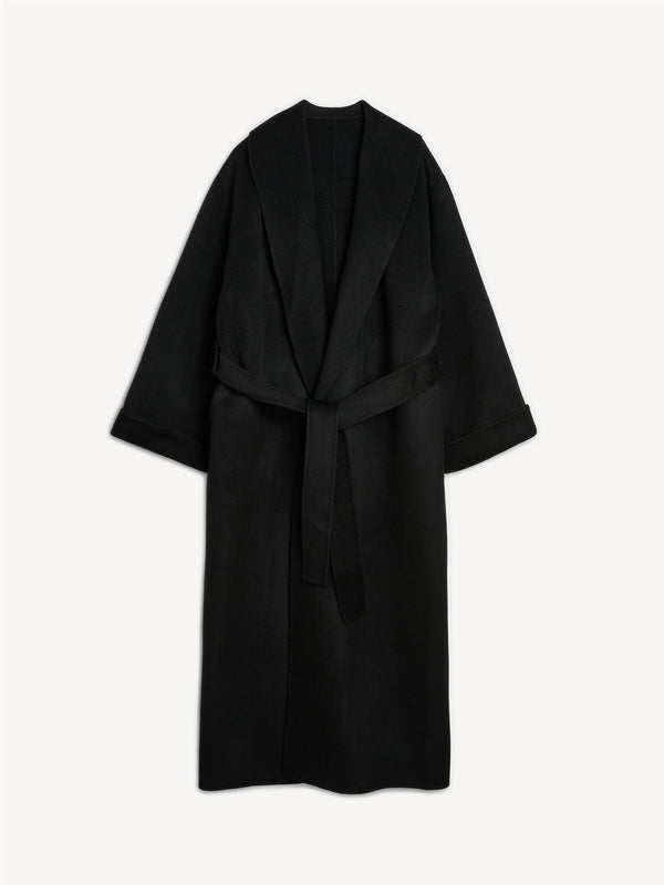 By Malene Birger Trullem kåpe i sort, med rett passform, laget av 100% ull, og sjal-lignende krage.