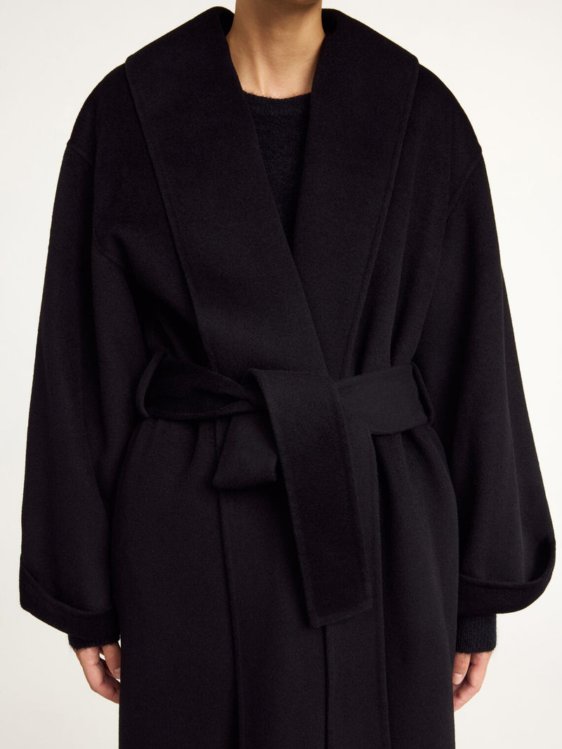 By Malene Birger Trullem kåpe i sort, med rett passform, laget av 100% ull, og sjal-lignende krage.
