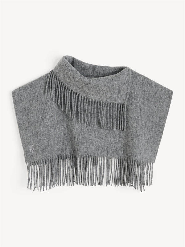 By Malene Birger Turtla hals i grått, laget av 100% ull, med frynsedetaljer og en nedbrettbar hals.