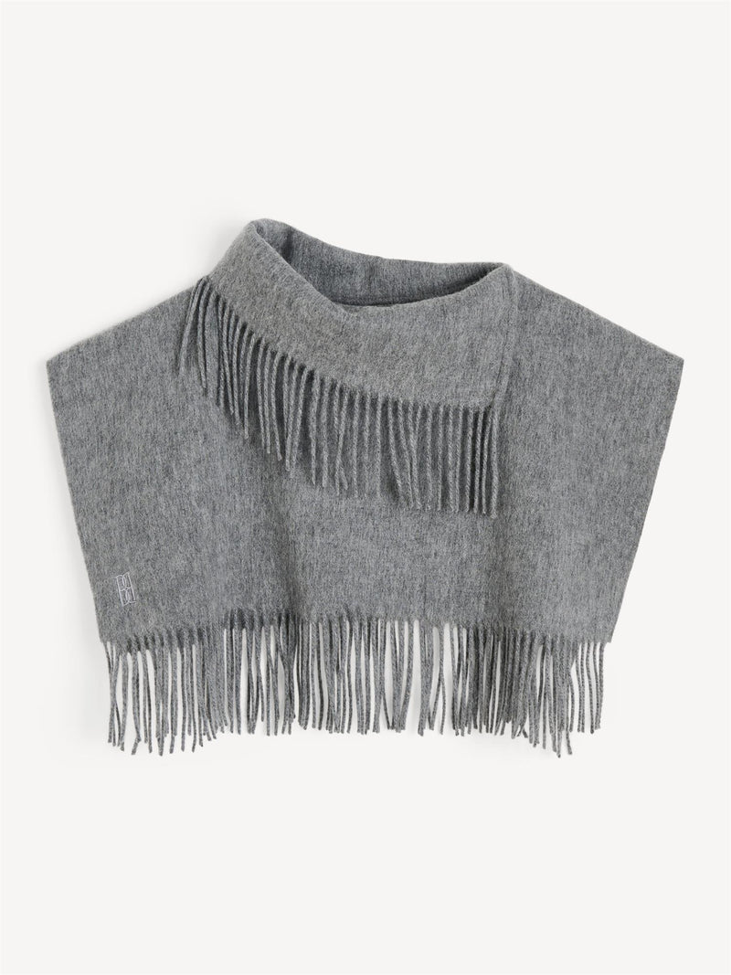 By Malene Birger Turtla hals i grått, laget av 100% ull, med frynsedetaljer og en nedbrettbar hals.