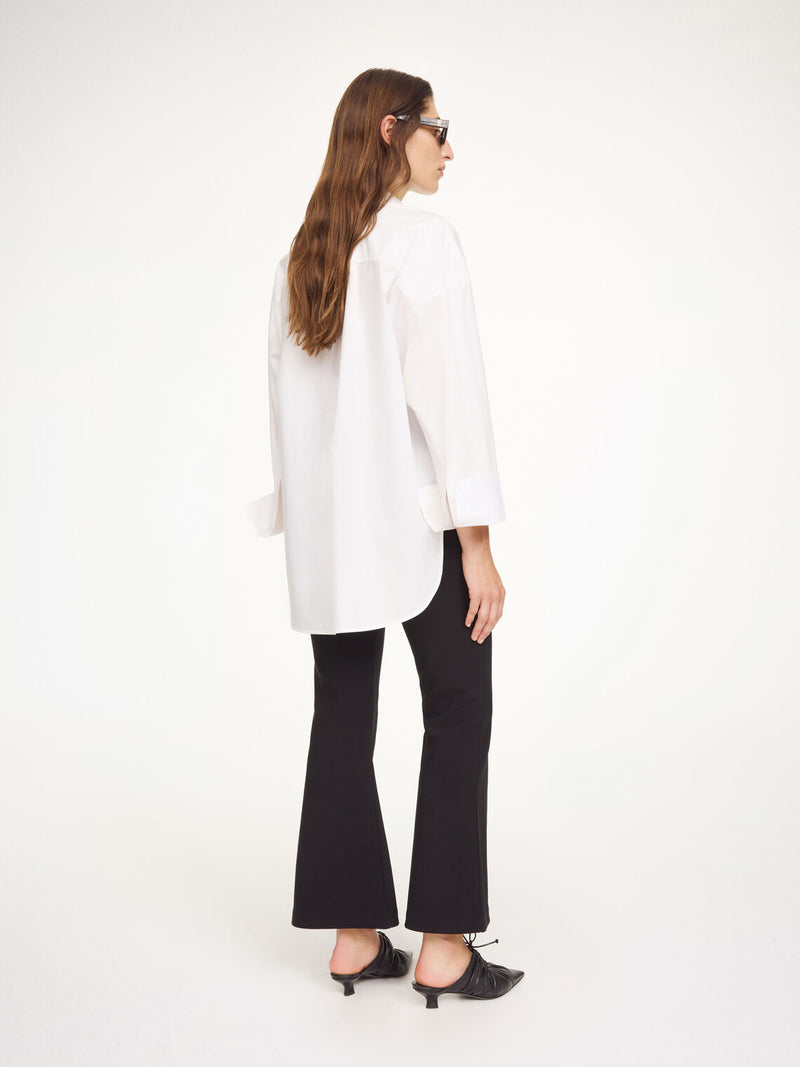 By Malene Birger Vilanna bukser i sort, med strikk i livet og en utsvingt form, laget av resirkulert polyester.