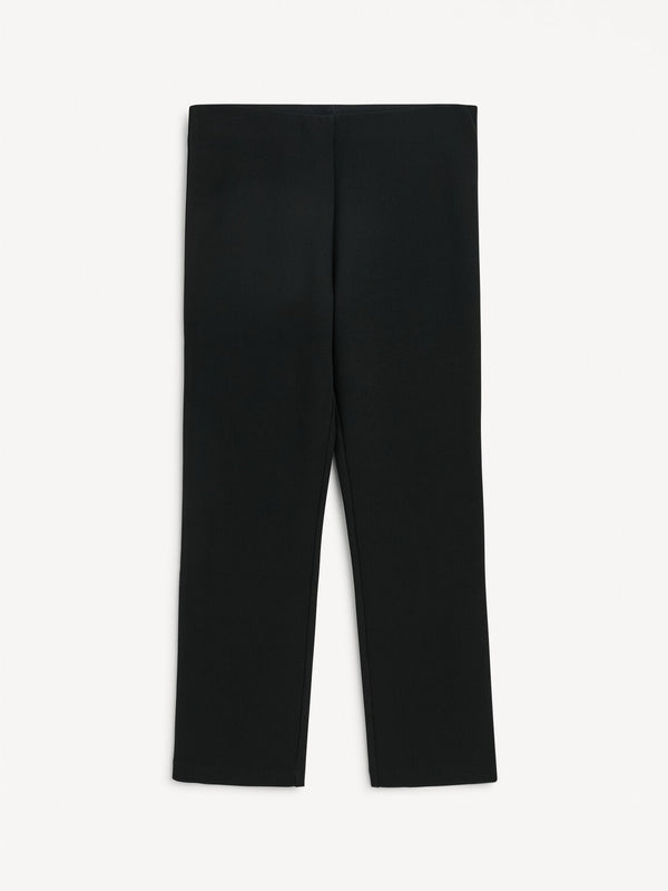 By Malene Birger Vilea bukse i svart, med strikk i livet og rette ben, laget av resirkulert polyester, polyester og elastan.