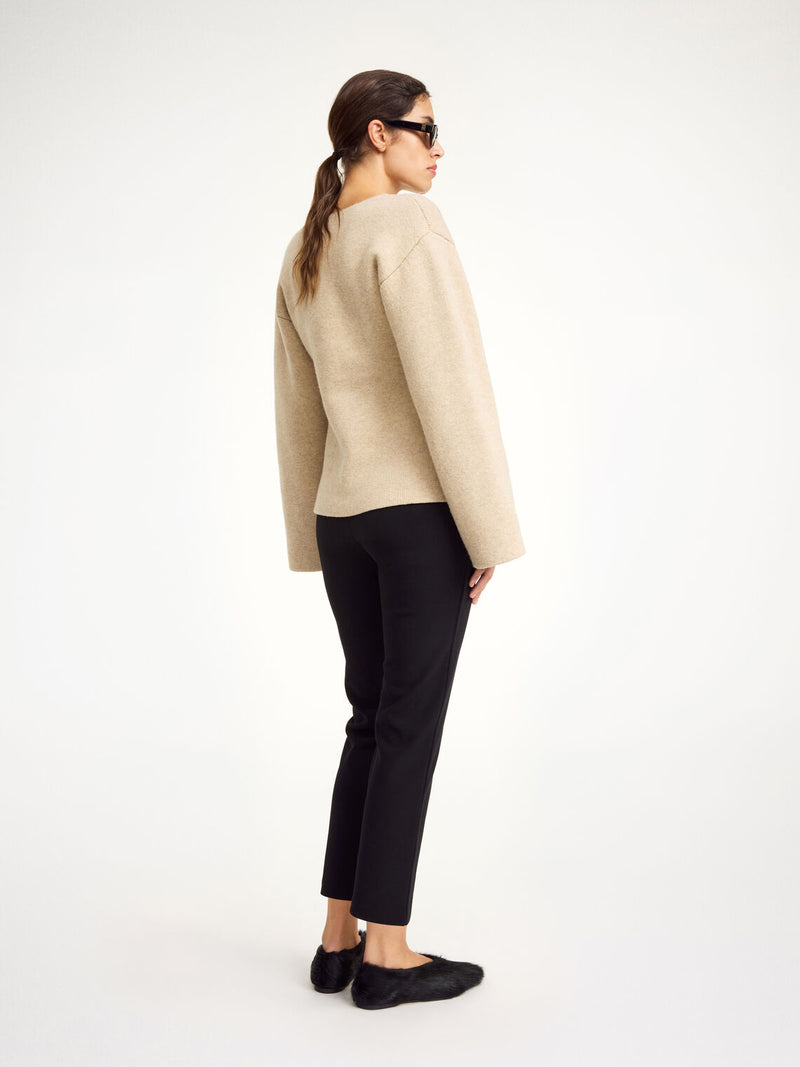 By Malene Birger Vilea bukse i svart, med strikk i livet og rette ben, laget av resirkulert polyester, polyester og elastan.