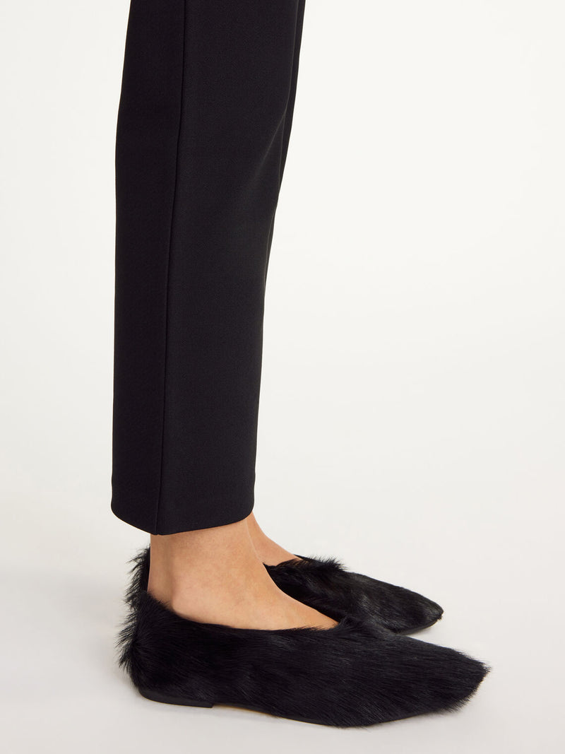 By Malene Birger Vilea bukse i svart, med strikk i livet og rette ben, laget av resirkulert polyester, polyester og elastan.