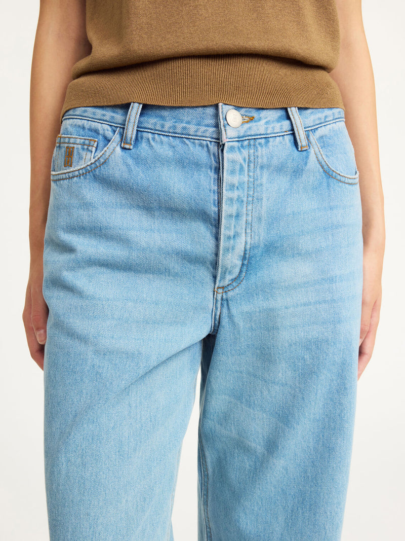 By Malene Birger Vinola jeans i vasket blå, laget av organisk bomull, med en løs passform og vide ben.