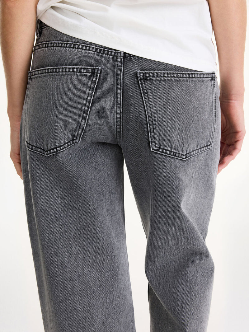 By Malene Birger Vinola jeans i vasket koksgrå, med en løs passform og vide ben, laget av organisk bomull.