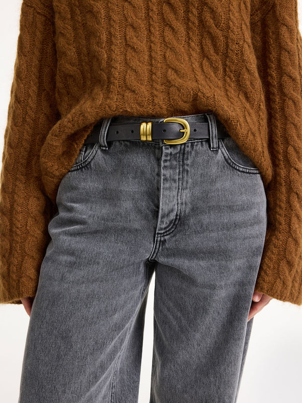 By Malene Birger Zoilo belte i sort, laget av 100% kuskinn, med en gullfarget spenne for et røffere uttrykk.