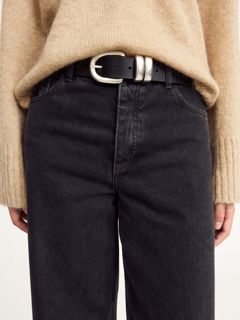 By Malene Birger Zoira skinnbelte i sort, laget av kuskinn med en sølvfarget spenne.