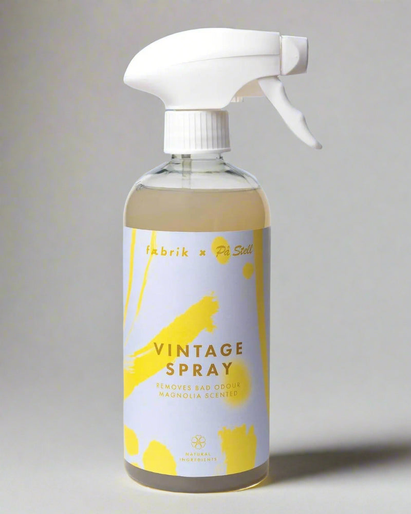 På Stell x Fæbrik Vintage Spray, med en duft av magnolia, som fjerner dårlig lukt.