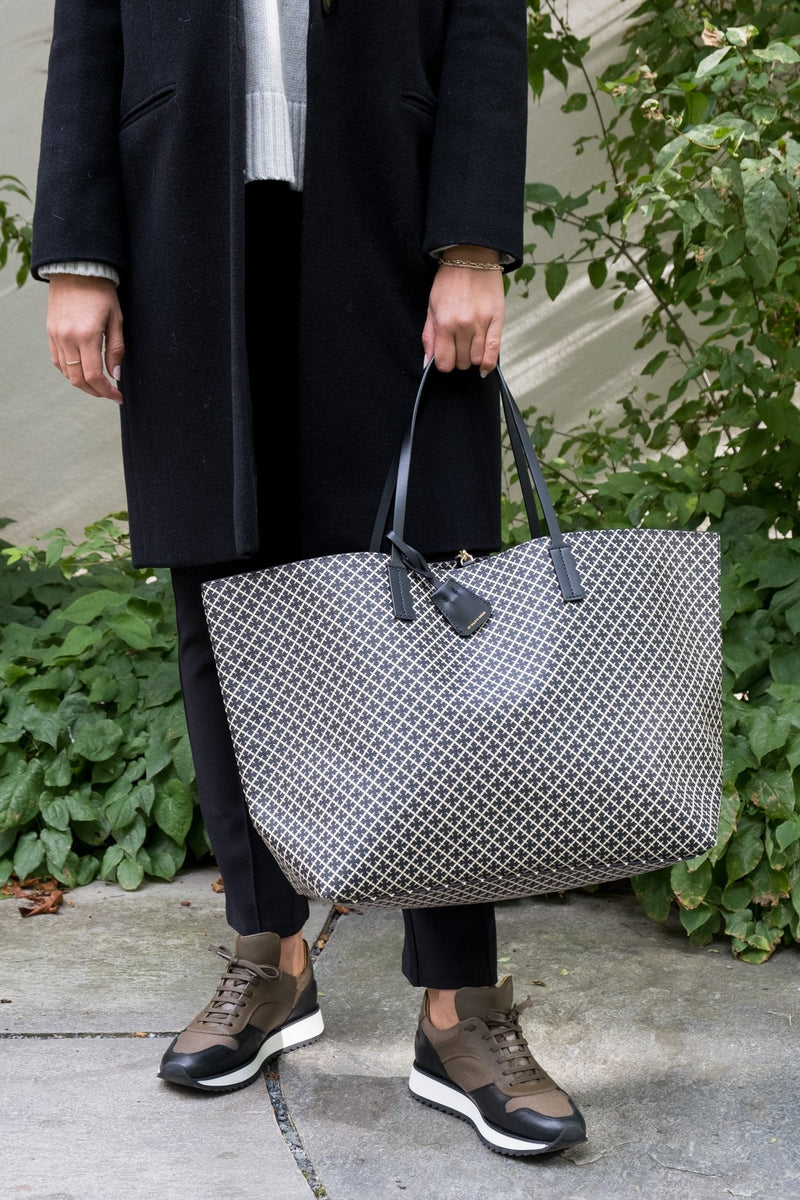 By Malene Birger Abi Tote veske i sort, med et nytt mikro-print Signature Flower-trykk, laget av polyvinylklorid med skinndetaljer.