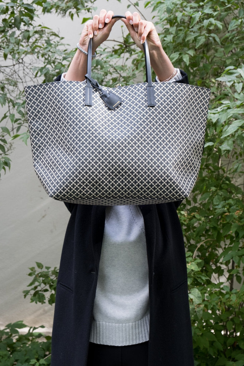 By Malene Birger Abi Tote veske i sort, med et nytt mikro-print Signature Flower-trykk, laget av polyvinylklorid med skinndetaljer.