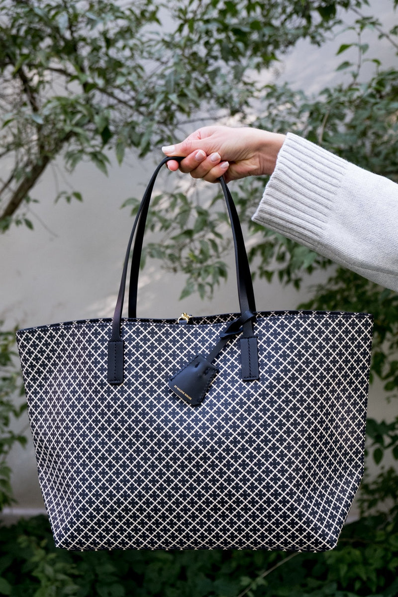 By Malene Birger Abi Tote veske i sort, med et nytt mikro-print Signature Flower-trykk, laget av polyvinylklorid med skinndetaljer.