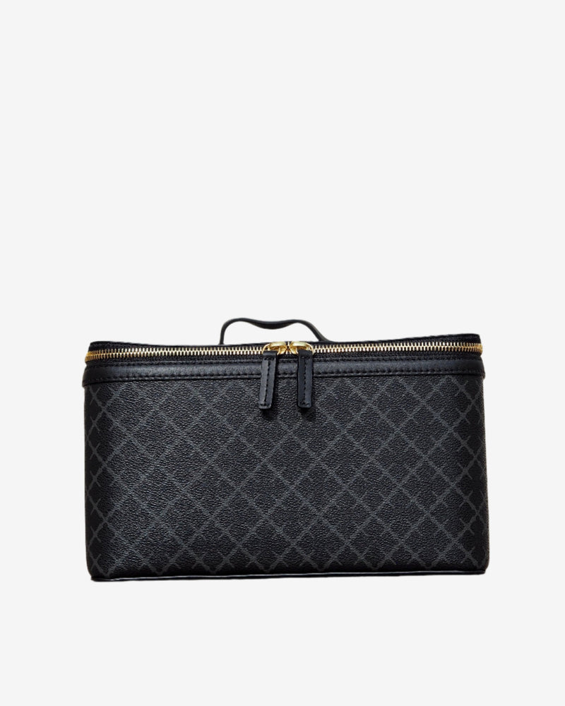 By Malene Birger Bae Beauty Box toalettmappe i mørkegrå, laget av polyvinylklorid med Signature Flower-print, med flere rom og en ekstra sminkepung.