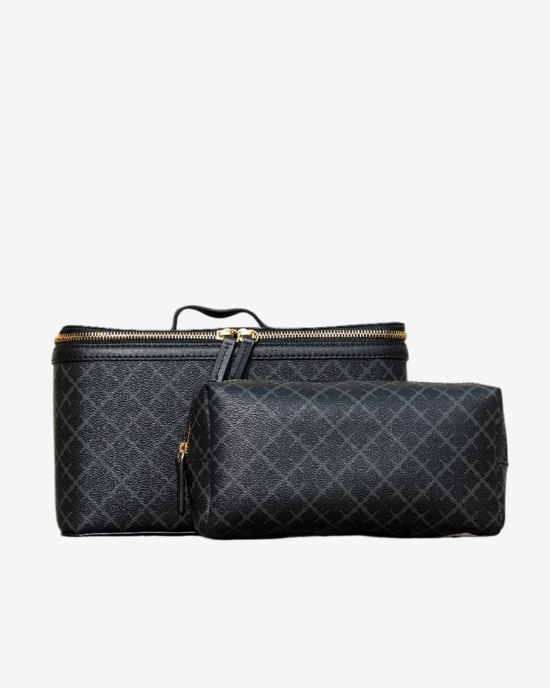 By Malene Birger Bae Beauty Box toalettmappe i mørkegrå, laget av polyvinylklorid med Signature Flower-print, med flere rom og en ekstra sminkepung.