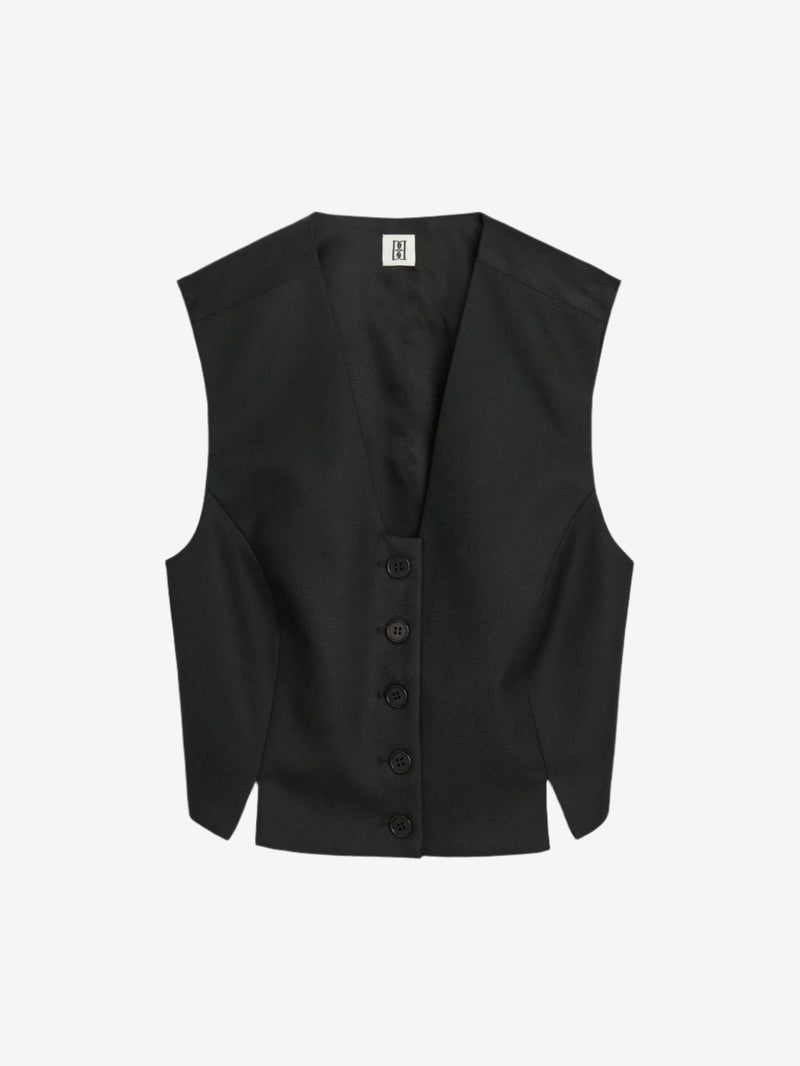 By Malene Birger Bettas vest i sort, et feminint nøkkelplagg med en androgyn look.