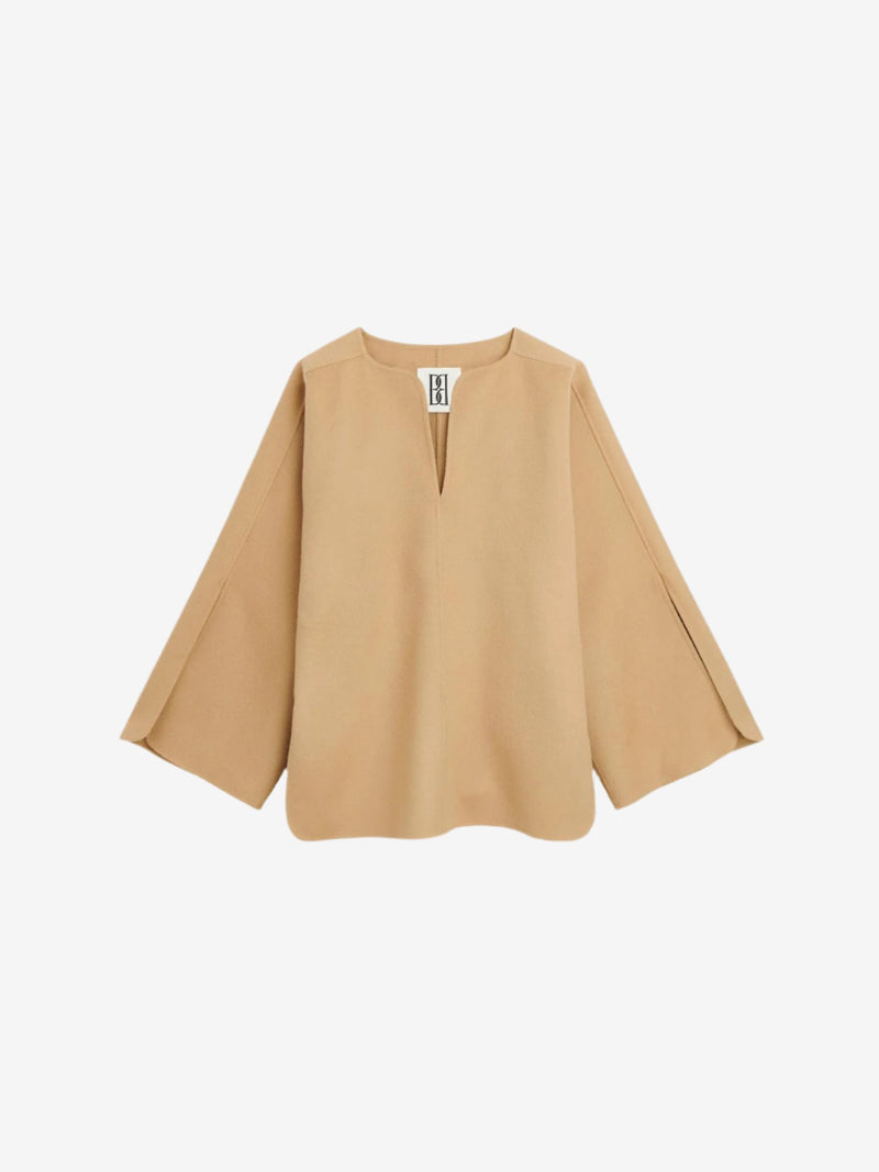 By Malene Birger Calias bluse i beige, med v-utringning og splitt på ermene, laget av 100% ull.