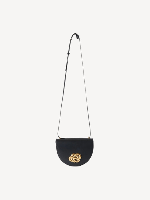 By Malene Birger Cebelle skulderveske i glatt, sort skinn, med et Scribble-motiv og justerbar skulderrem.