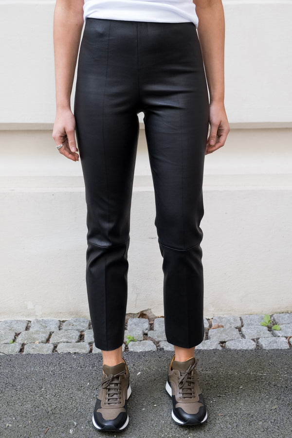 By Malene Birger Florentina skinnbukser i sort, med rette ben og strikk i livet, laget av 100% lammeskinn.