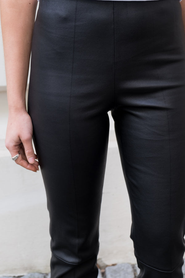 By Malene Birger Florentina skinnbukser i sort, med rette ben og strikk i livet, laget av 100% lammeskinn.
