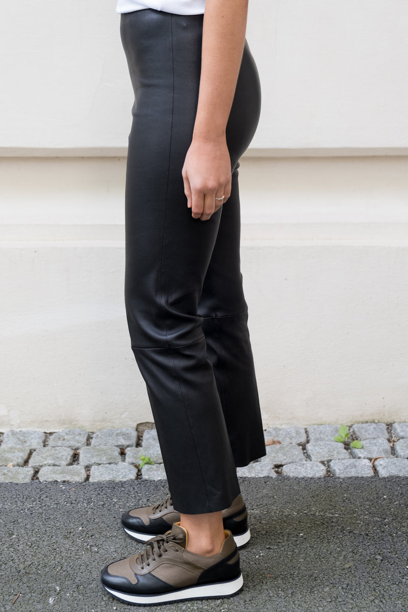 By Malene Birger Florentina skinnbukser i sort, med rette ben og strikk i livet, laget av 100% lammeskinn.