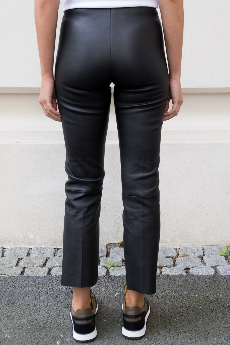 By Malene Birger Florentina skinnbukser i sort, med rette ben og strikk i livet, laget av 100% lammeskinn.