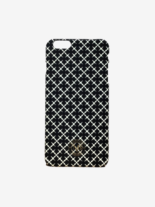By Malene Birger iPhone 6 Plus mobilcover i sort og hvit, med Signature Flower-print, laget av 100% polykarbonat.
