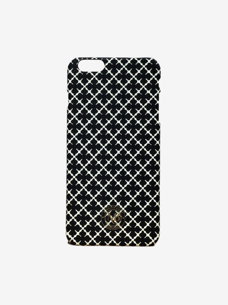 By Malene Birger iPhone 6 Plus mobilcover i sort og hvit, med Signature Flower-print, laget av 100% polykarbonat.
