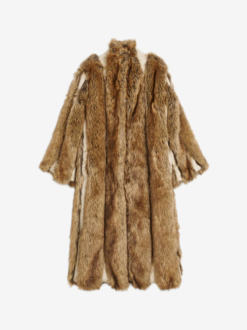 By Malene Birger Kavela "pelskåpe" i brun, laget av faux fur, med skjulte hemper og lommer i siden.