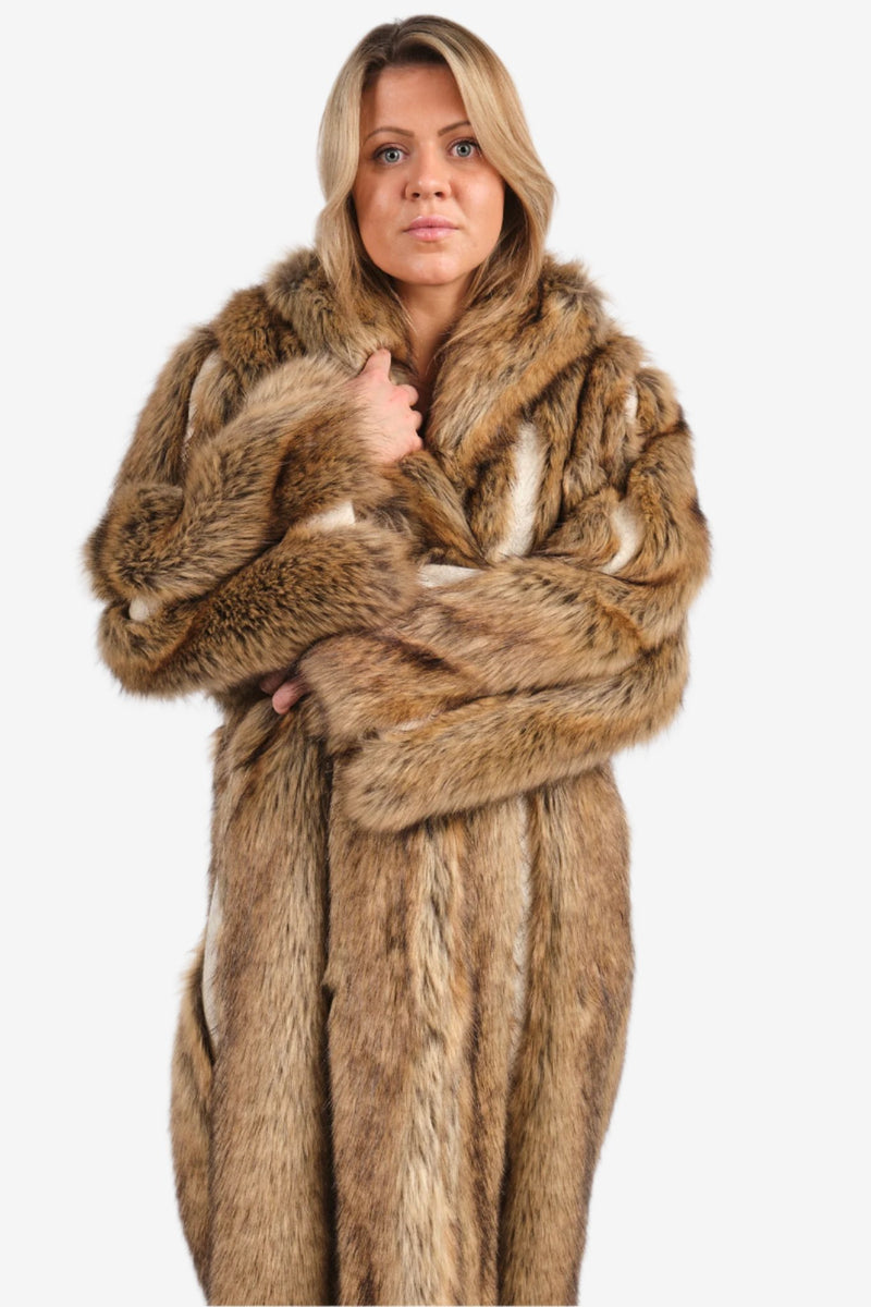 By Malene Birger Kavela "pelskåpe" i brun, laget av faux fur, med skjulte hemper og lommer i siden.