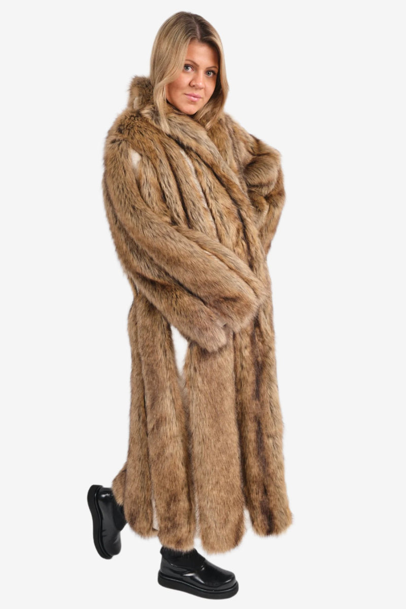 By Malene Birger Kavela "pelskåpe" i brun, laget av faux fur, med skjulte hemper og lommer i siden.