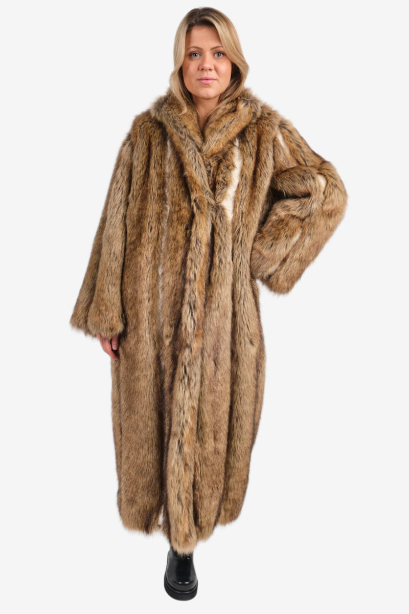 By Malene Birger Kavela "pelskåpe" i brun, laget av faux fur, med skjulte hemper og lommer i siden.