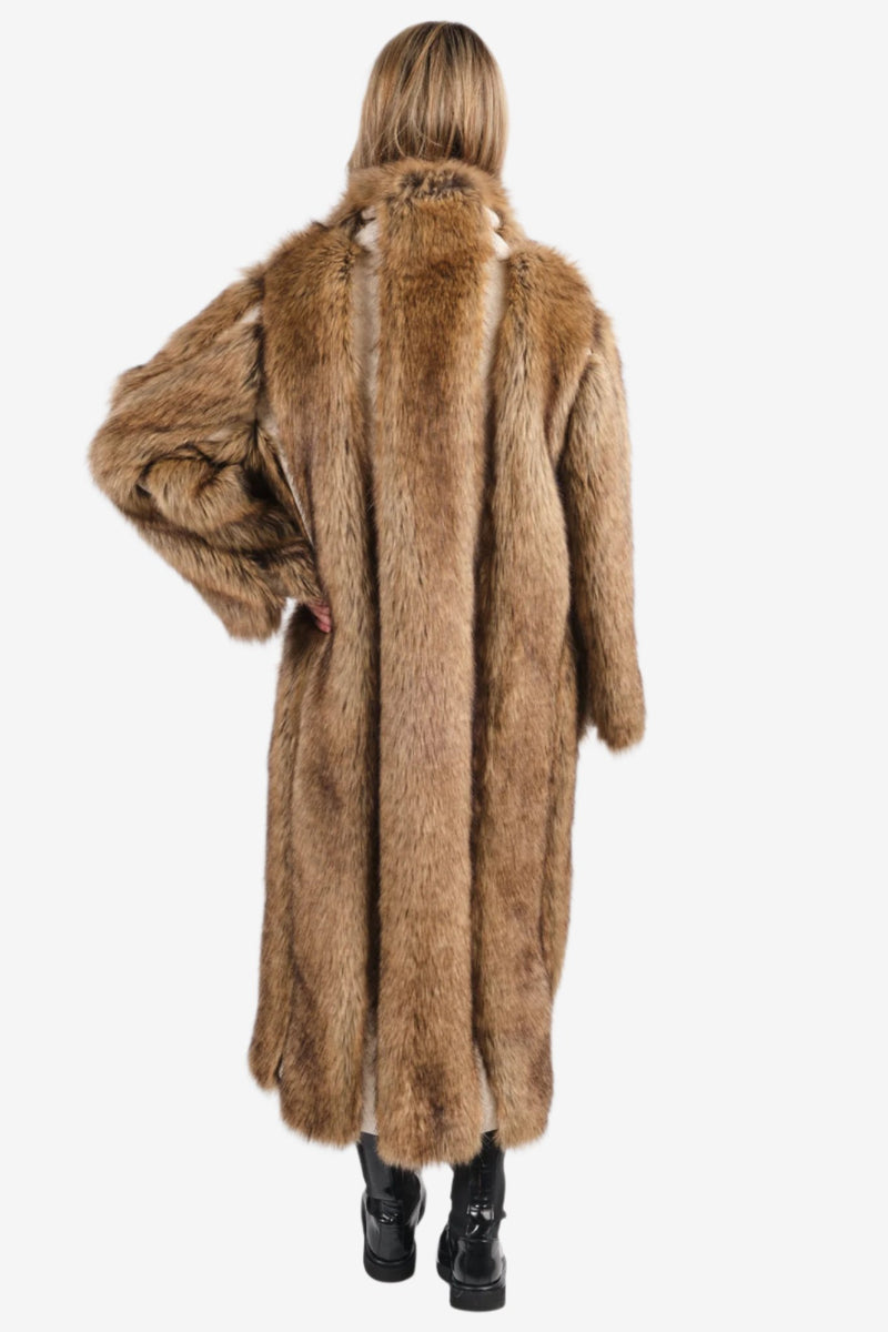 By Malene Birger Kavela "pelskåpe" i brun, laget av faux fur, med skjulte hemper og lommer i siden.