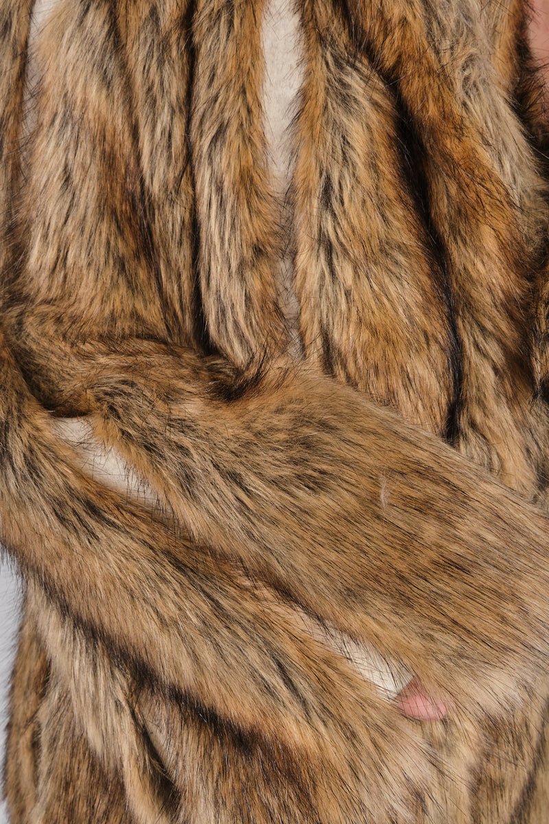 By Malene Birger Kavela "pelskåpe" i brun, laget av faux fur, med skjulte hemper og lommer i siden.