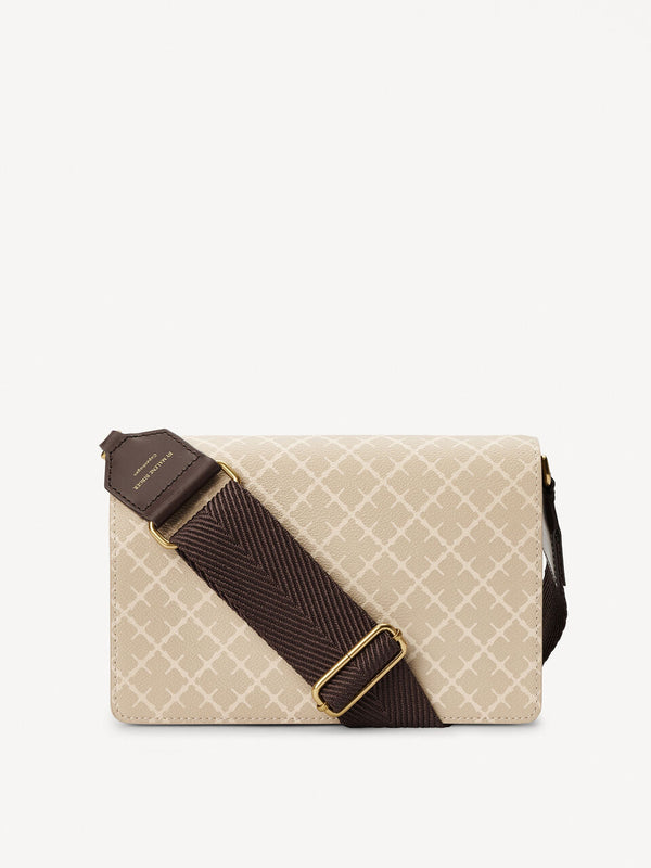 By Malene Birger Loenna crossover-veske i beige polyvinyl chloride, med Signature Flower-mønster, skinndetaljer og justerbar skulderrem.