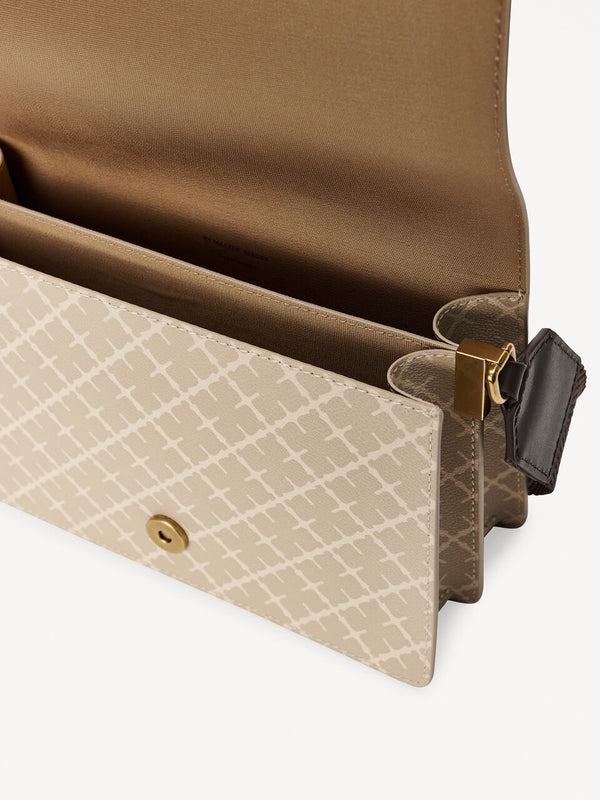 By Malene Birger Loenna crossover-veske i beige polyvinyl chloride, med Signature Flower-mønster, skinndetaljer og justerbar skulderrem.
