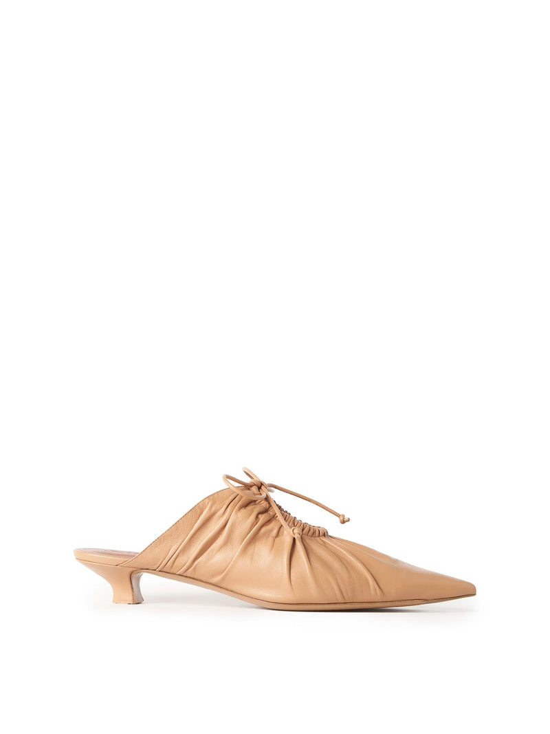 By Malene Birger Masey skinnmules i lysebrun, laget av geiteskinn, med kitten-heels og en spiss silhuett.