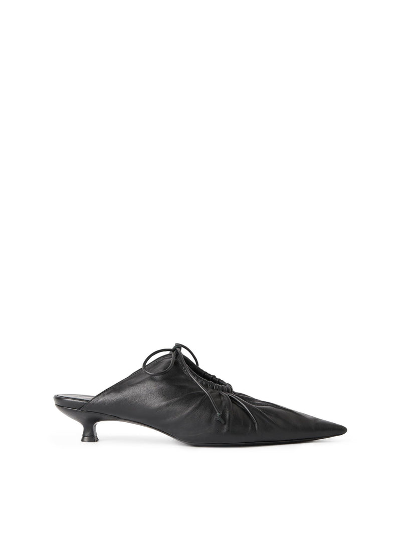 By Malene Birger Masey skinnmules i sort, laget av geiteskinn, med kitten-heels og en spiss silhuett.