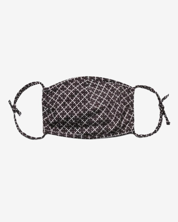 By Malene Birger Maskia munnbind i svart, med mikro Signature Flower-print og lomme til filter, laget av 100% viskose.