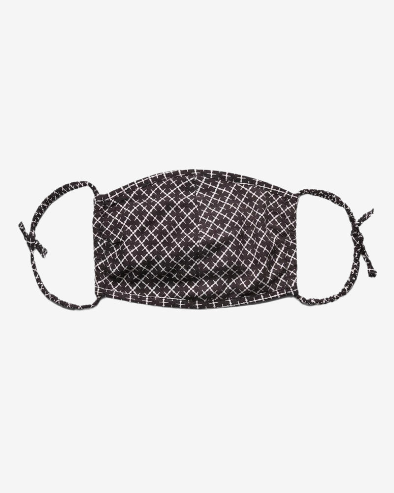 By Malene Birger Maskia munnbind i svart, med mikro Signature Flower-print og lomme til filter, laget av 100% viskose.